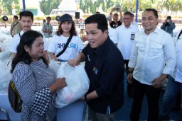 Menteri BUMN Eeick Thohir Gelar Pasar Murah di Surabaya
