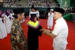 Ibu ini Diwisuda Wali Kota Eri dan Siap Dicopot Stiker Keluarga Miskin