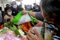 Pembatasan Kantong Plastik di Pasar Segera Diatur dalam Perwali Surabaya
