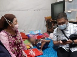 Pemkot Surabaya Bantu Balita Simokerto