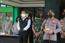 Tinjau Isoter HAH, Kapolri Beri Apresiasi Nakes dan Wali Kota Eri Cahyadi