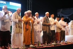 Lantunan Ayat Suci Al-Qur'an hingga Sholawat Bergema di Tugu Pahlawan