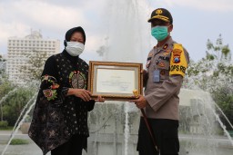 Wali Kota Risma Beri Penghargaan Khusus Jajaran Polrestabes Surabaya