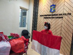 Pemkot Surabaya Bagikan 13.884 Bendera Merah Putih