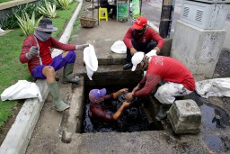 Pemkot Surabaya Intensifkan Pengerukan Saluran Drainase