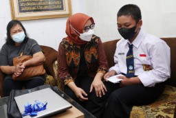 Rini Indriyani Kunjungi Rumah Pelajar yang Tertimpa Musibah