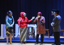 Risma Sampaikan Pesan Lewat Ludruk