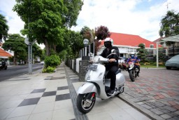 Wali Kota Eri Sapa Peserta Vaksinasi di Kebun Binatang Surabaya