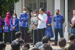 Cak Eri Beri Motivasi Pelajar Sambil Bernostalgia Di SMAN 21