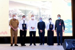 Wali Kota Eri Cahyadi Serahkan SK PPPK 470 Guru SD dan SMP se-Surabaya
