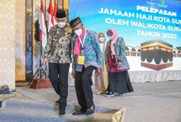 Walikota Eri Lepas 450 CJH Asal Surabaya