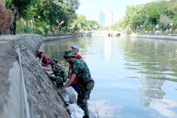 Pemkot Surabaya Kerja Bakti Bersama TNI AL Di Sungai Kalimas