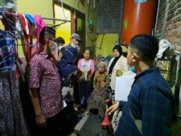 Gercep Pemkot Surabata Dampingi Nenek Yang Di Suruh Mengemis