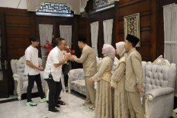 Walikota Eri Cahyadi Bersama Keluarga Sambut Warga di Rumah Dinasnya