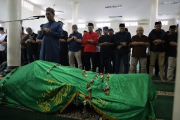 Walikota Eri Antarkan Almarhum Whisnu Sakti Buana ke Pemakaman