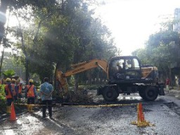 Pipa di Jalan Kertajaya Bocor, PDAM Surabaya Pasang Pipa Baru