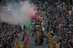 Walikota Eri Berangkatkan 12 Kereta Kencana di Parade Surabaya Vaganza