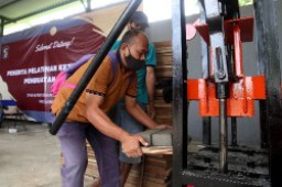 Pendapatan MBR Melalui Padat Karya Pembuatan Paving