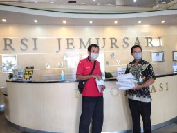 Terus Beri Perhatian Rumah Sakit, Wali Kota Risma Kirim Kain Kafan dan Kapa