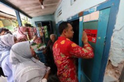 Pemkot Surabaya Pasang Stiker Rumah Warga Miskin