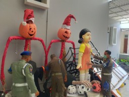 Replika Boneka Squid Game di Jalan Tunjungan Dibongkar
