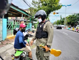 Tim Gabungan Satpol PP dan Linmas Surabaya Tertibkan Pengamen dan Pengemis