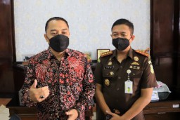 Wali Kota Eri Beri Penghargaan Kejari Surabaya