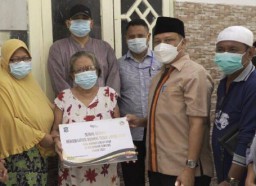 Pemkot Surabaya Serahkan Bantuan Program Rehabilitasi Sosial Rutilahu