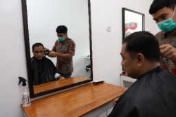 Cak Eri Potong Rambut Hingga Makan Nasi Goreng Rempah