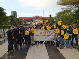 POTAS Gandeng Komunitas Nol Sampah Bagikan Takjil Gratis