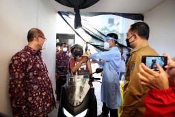 Wali Kota Eri juga Beri Nama Kursi Cerdas Disabilitas UM Surabaya