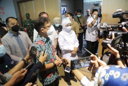 Walikota Surabaya Eri Cahyadi Pantau Vaksinasi Lansia