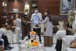Wali Kota Risma Berikan IMB Gratis ke Rumah Ibadah dan Fasilitas Pendidika