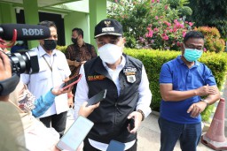 Wali Kota Eri Jenguk Pasien Covid-19 di HAH