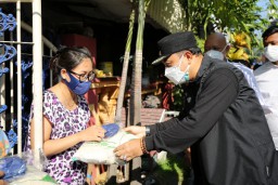 Pemkot Surabaya Salurkan 6000 Paket Beras ke Warga Terdampak Pandemi Covid-