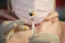 Gelar Vaksinasi Moderna Dosis Pertama untuk Masyarakat Umum