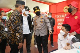 Kabinda dan Kapolda Jatim Tinjau Vaksinasi Dosis Kedua Bagi Pelajar