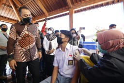 Cak Eri Tinjau Vaksinasi Pelajar di SMAN 21 Surabaya