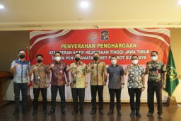 Wali Kota Eri Beri Penghargaan Jajaran Kejati Jatim