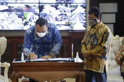 Tandatangani MOU dangan Walikota Eri PLN Siap Amankan Saluran Listrik