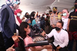 Walikota Eri Apresiasi Vaksinasi Inisiasi Warga Rungkut Mapan Barat