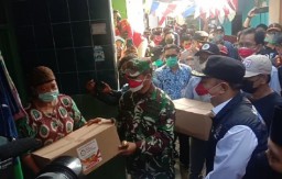 Wali Kota Eri bersama Seluruh Elemen Bergerak Serentak Bagikan Sembako