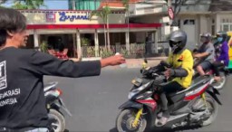Pokja Judes Bagikan Minuman Segar Gratis di Jalan Yos Sudarso Surabaya