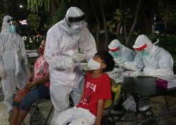 Wali Kota Risma Pimpin Rapid Test dan Swab Mendadak di Taman Bungkul