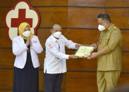 Menko PMK dan Mensos Tinjau UDD PMI Surabaya,
