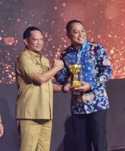 Pemkot Surabaya Terima Penghargaan UHC Award