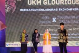 Crazy Rich Peragakan Busana Batik dalam UKM Glourious Night