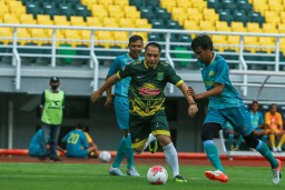 Tiga Kepala Daerah Surabaya Raya Ujicoba Stadion GBT