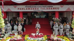 Walikota Eri Bersama Forkopimda Surabaya Memakai Baju Pejuang