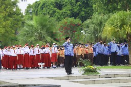 Wali Kota Eri Beri Penghargaan Siswa Berprestasi dan Beasiswa